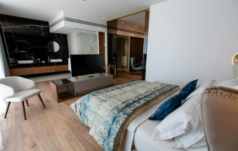 EMPIRE BEACH RESORT