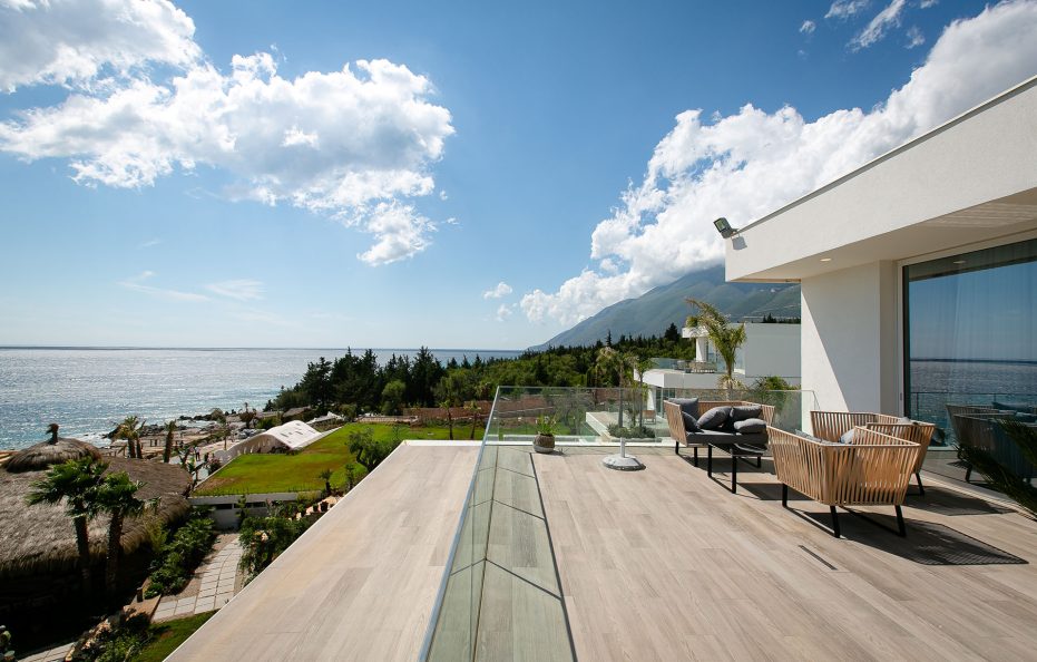 EMPIRE BEACH RESORT